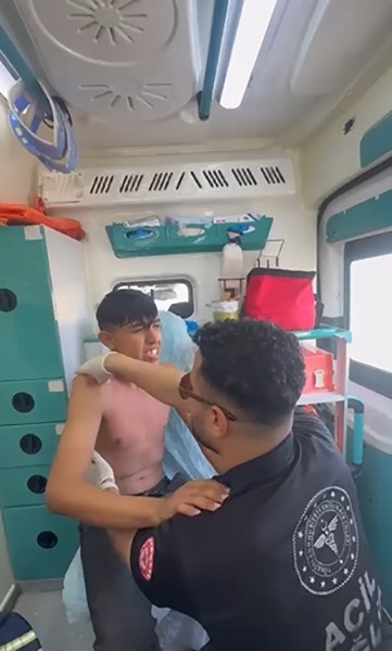 Ameliyatla sağlığına kavuşacağını d&uuml;ş&uuml;nen gence yapılan 20 saniyelik rahatlatan m&uuml;dahale ilgi odağı oldu
