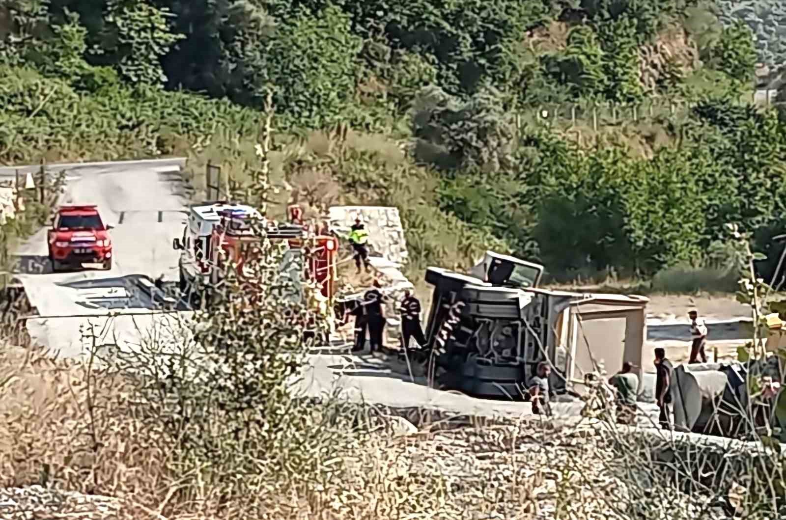 Köşk’te kum kamyonu devrildi: 1 yaralı