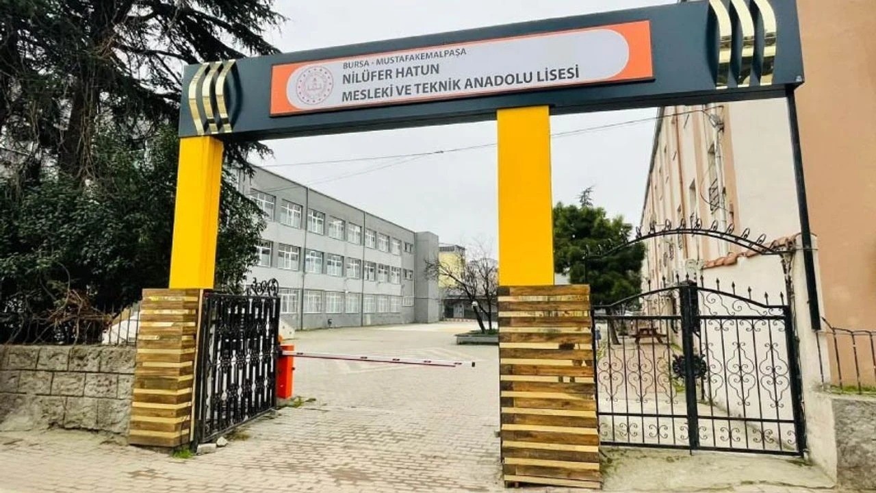 Gidemedikleri okullarında mezuniyet coşkusu yaşadılar