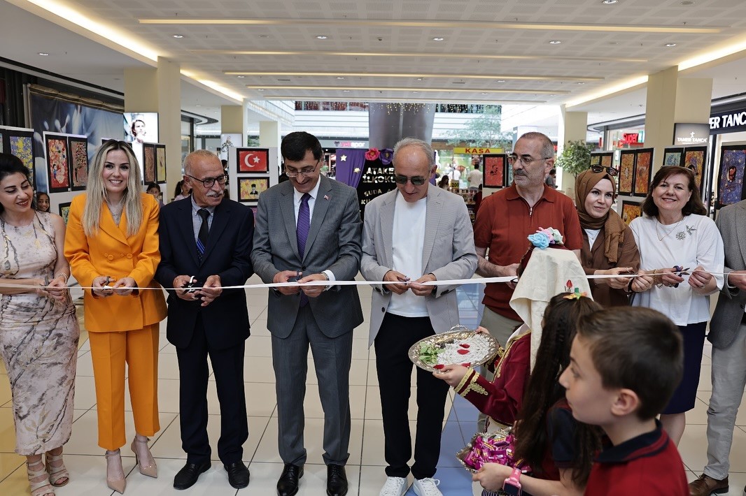 Başkan Ey&uuml;p Kahveci, minik sanat&ccedil;ıların ebru sergisine katıldı
