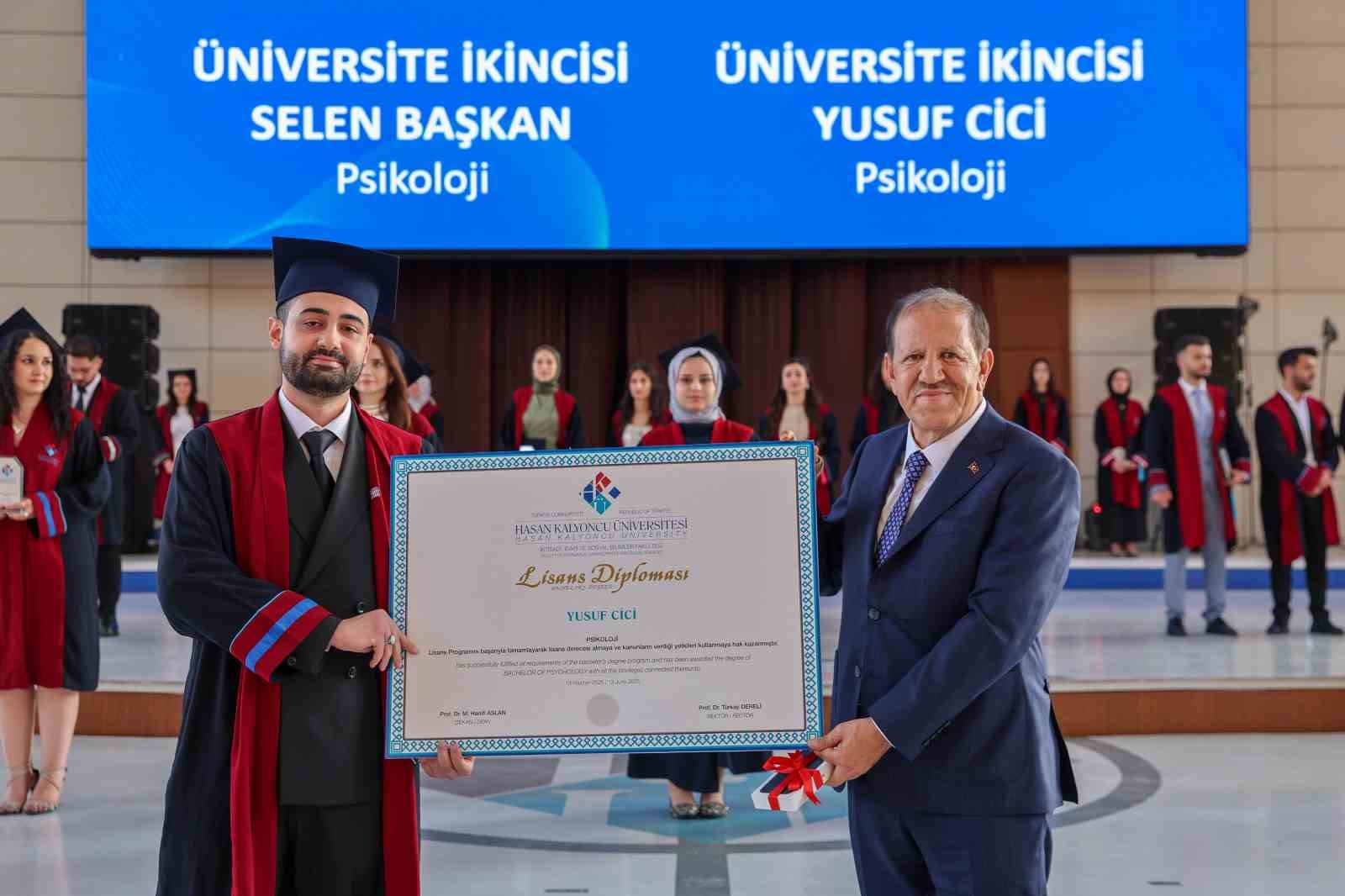 HKÜ kuruluşunun 17. yılında bin 657 öğrencisini mezun etmenin gururunu yaşadı
