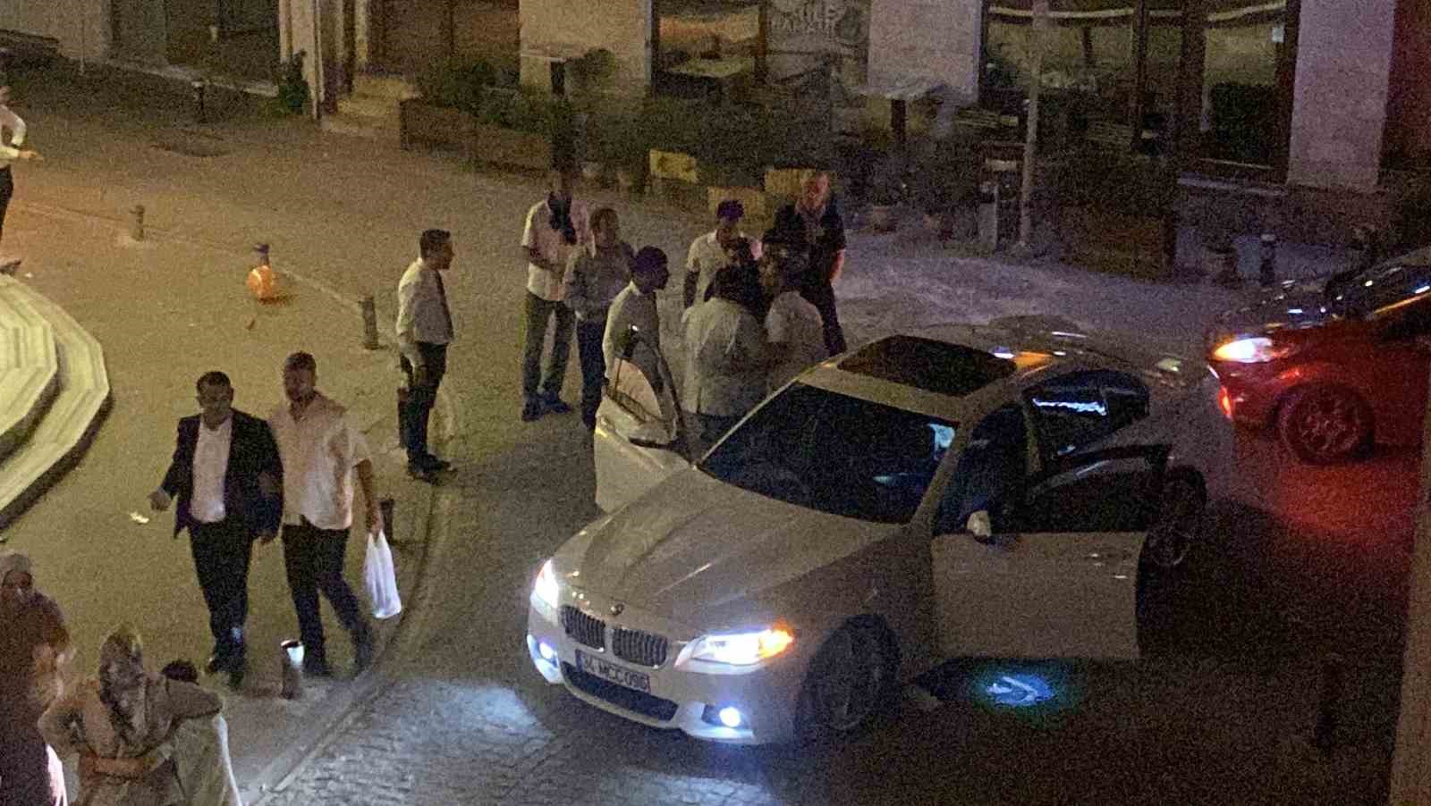 D&uuml;ğ&uuml;n konvoyundaki kalabalık grup arasında gerginlik yaşandı
