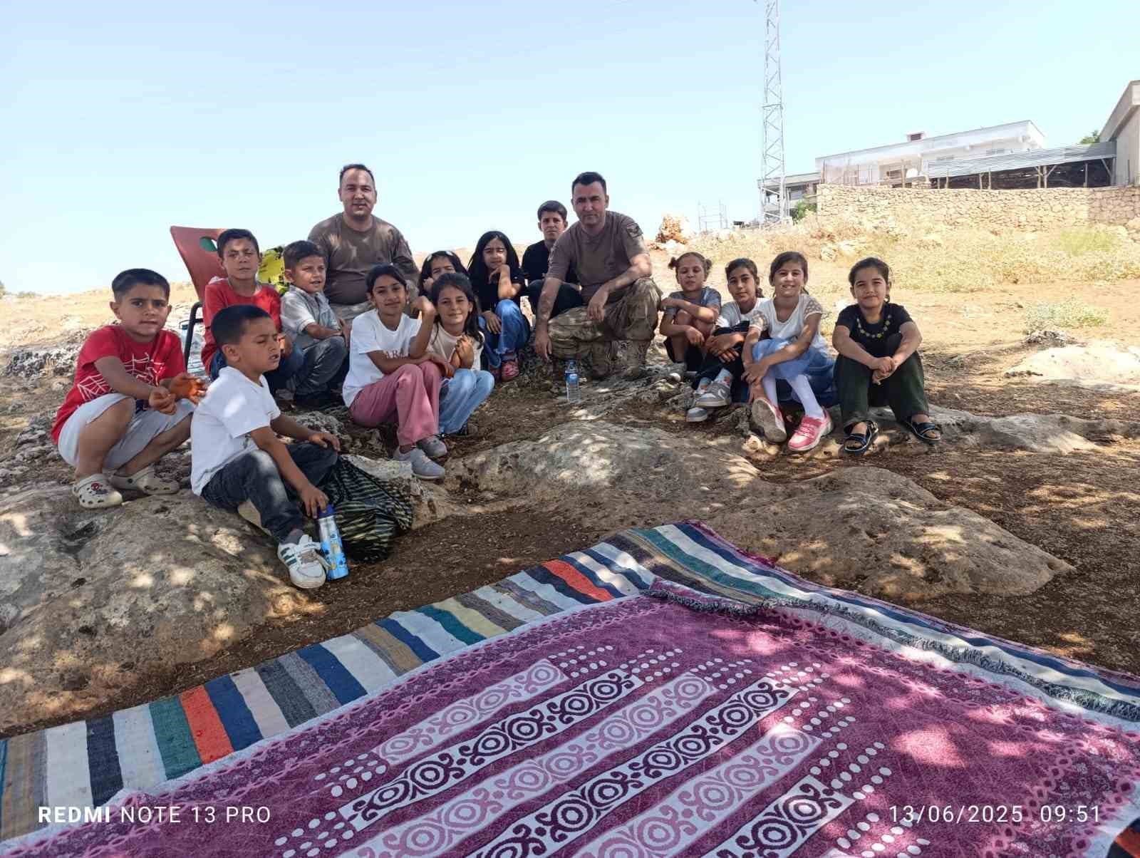 Dicle’de Mehmetçik, jandarmanın 186. kuruluş yıl dönümünü öğrencilerle kutladı