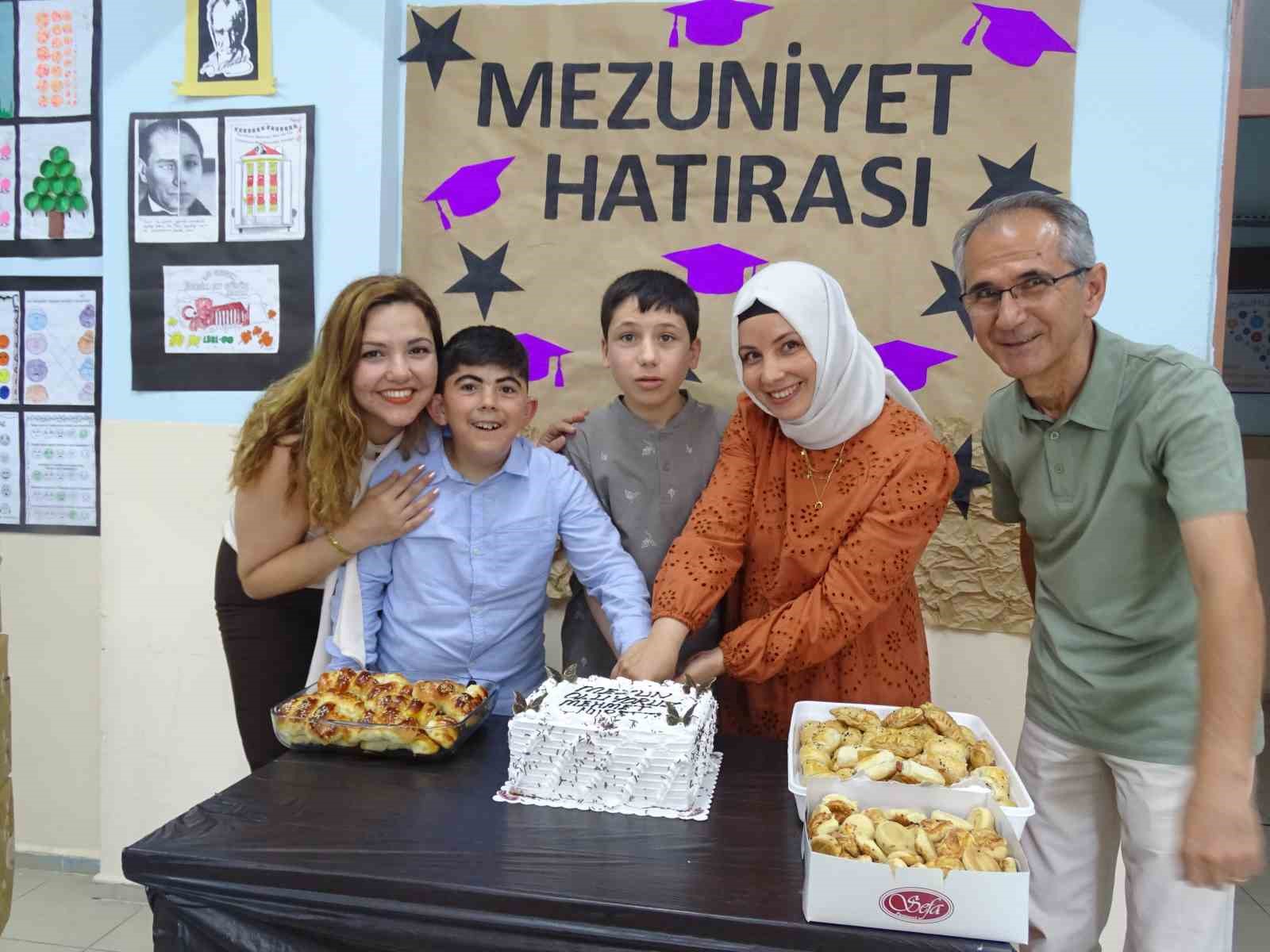Özel öğrencilerin mezuniyet sevinçlerine ortak oldular
