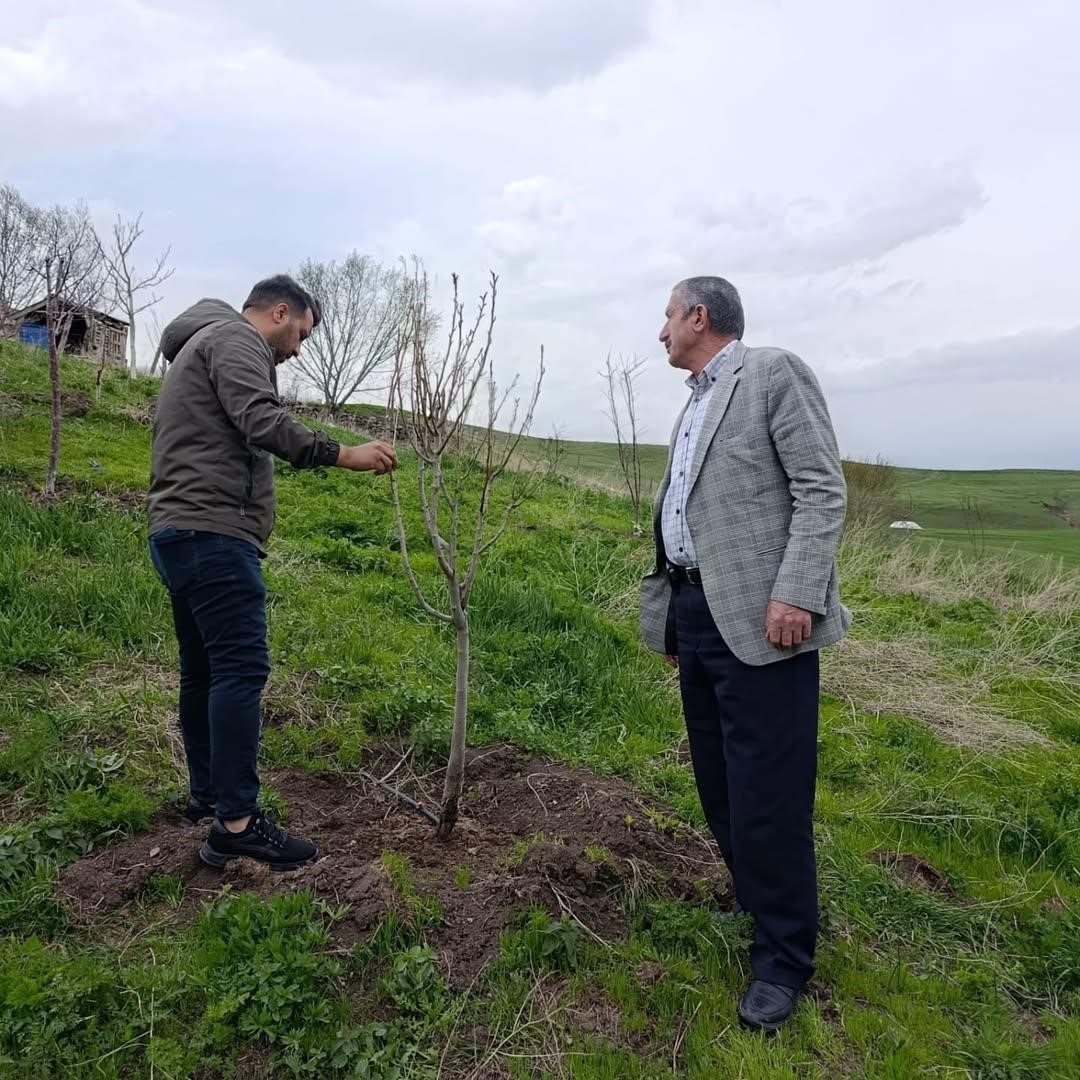 Hamur’da Çiftçilere budama ve aşılama eğitimi verildi
