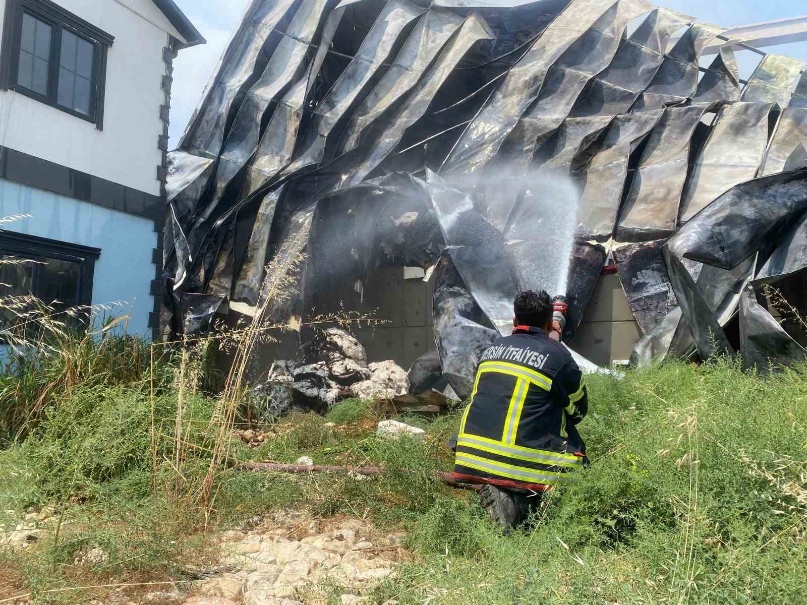 Pamuk deposundaki yangın devam ediyor, ekiplerin müdahalesi sürüyor
