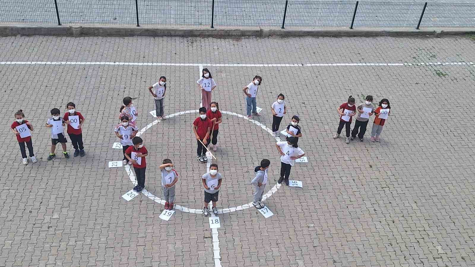 Hilal öğretmen eTwinning projeleri ile öğrencilerini hem eğlendirdi hem de eğitti