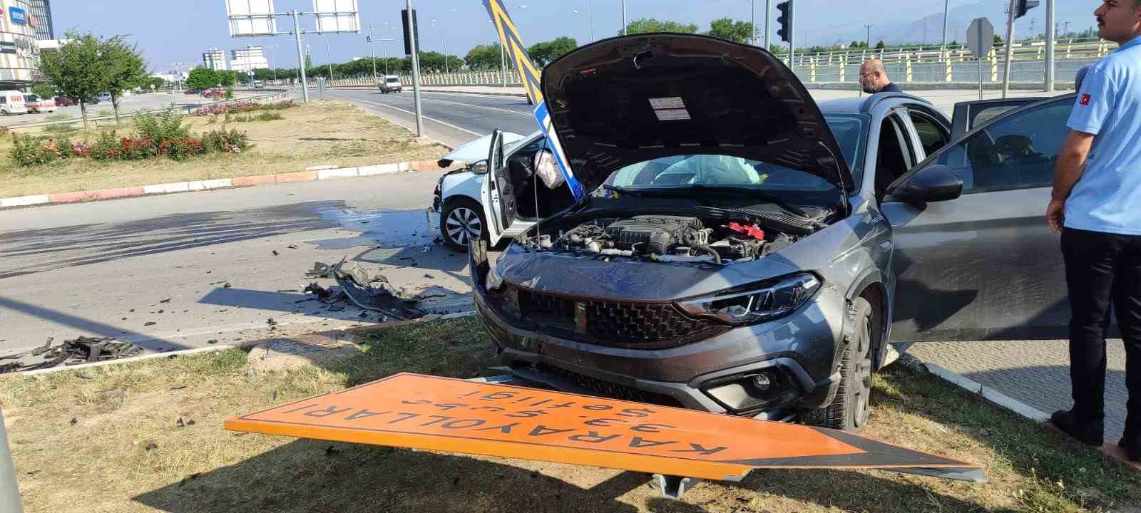 Karaman&rsquo;da otomobiller &ccedil;arpıştı: 1 yaralı
