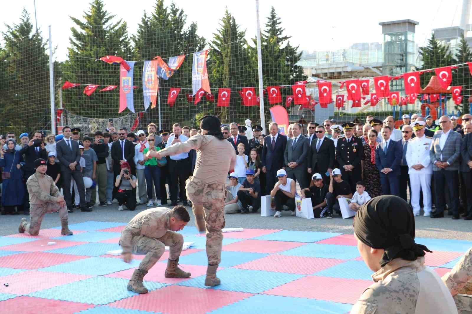 Komandoların gösterisiyle jandarma 186. yılını kutladı