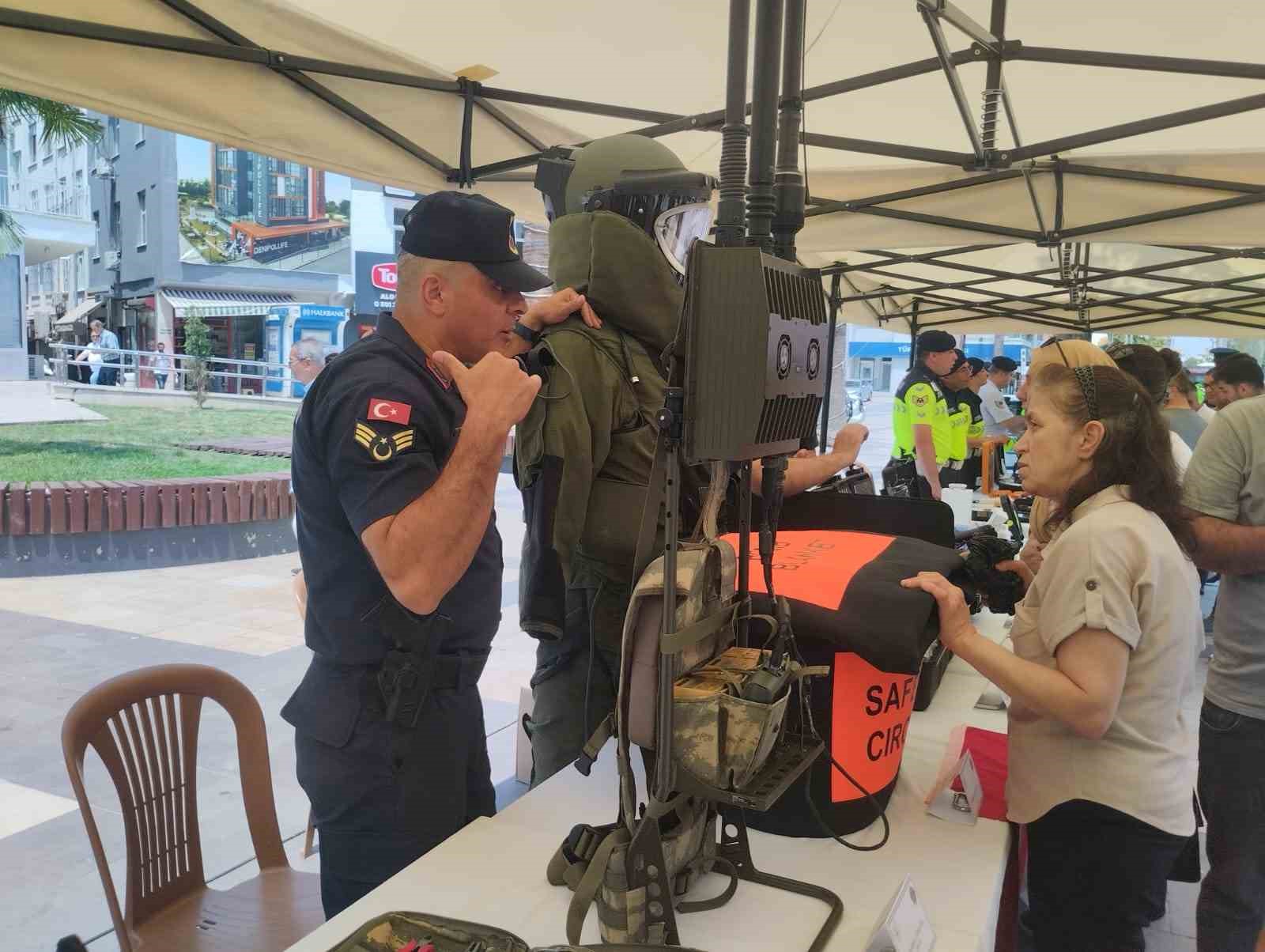 Denizli İl Jandarma Komutanlığı teknolojik donanımını vatandaşlara tanıttı