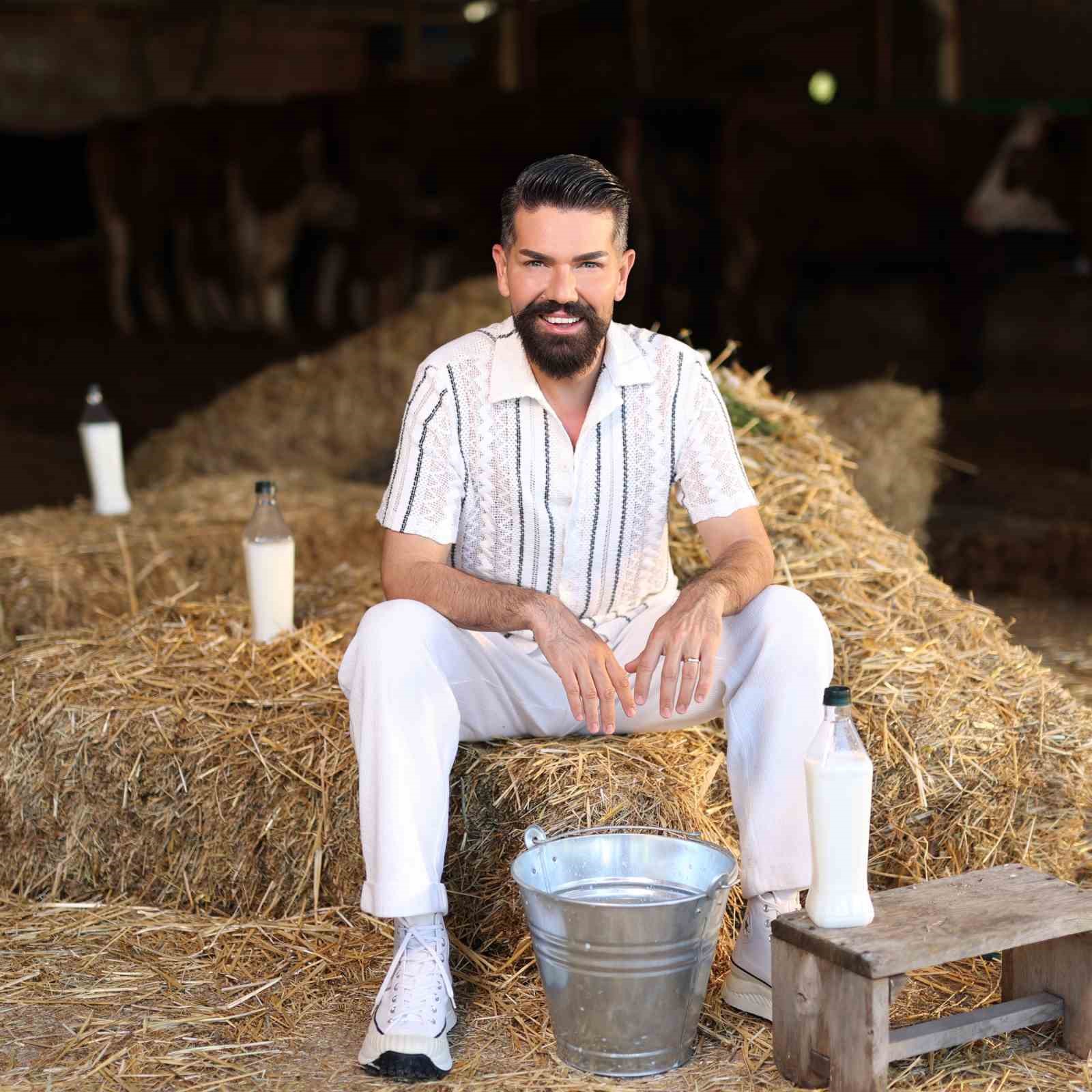 Mehmet Çevik bu sefer de köy ağası olup traktör kullandı
