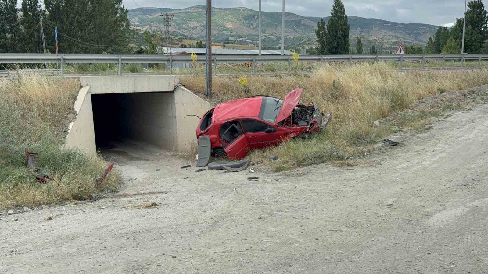 Hurdaya d&ouml;nen otomobilden sağ kurtuldu
