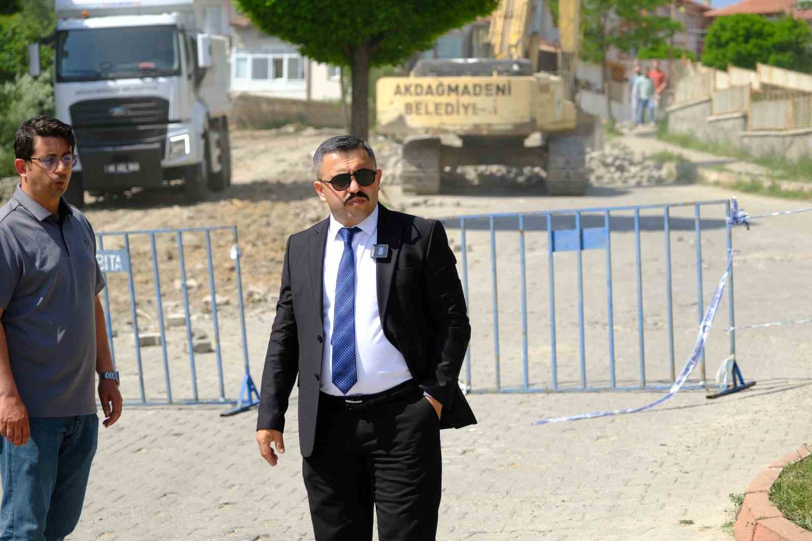 Akdağmadeni’nde sıcak asfalt çalışmaları başladı