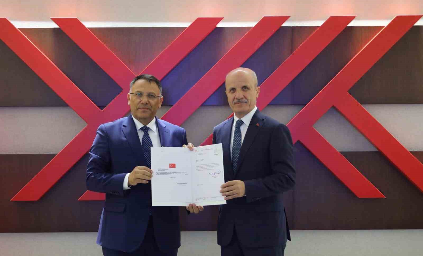 Iğdır Üniversitesi Rektörü Prof. Dr. Ekrem Gürel, rektörlük mazbatasını aldı