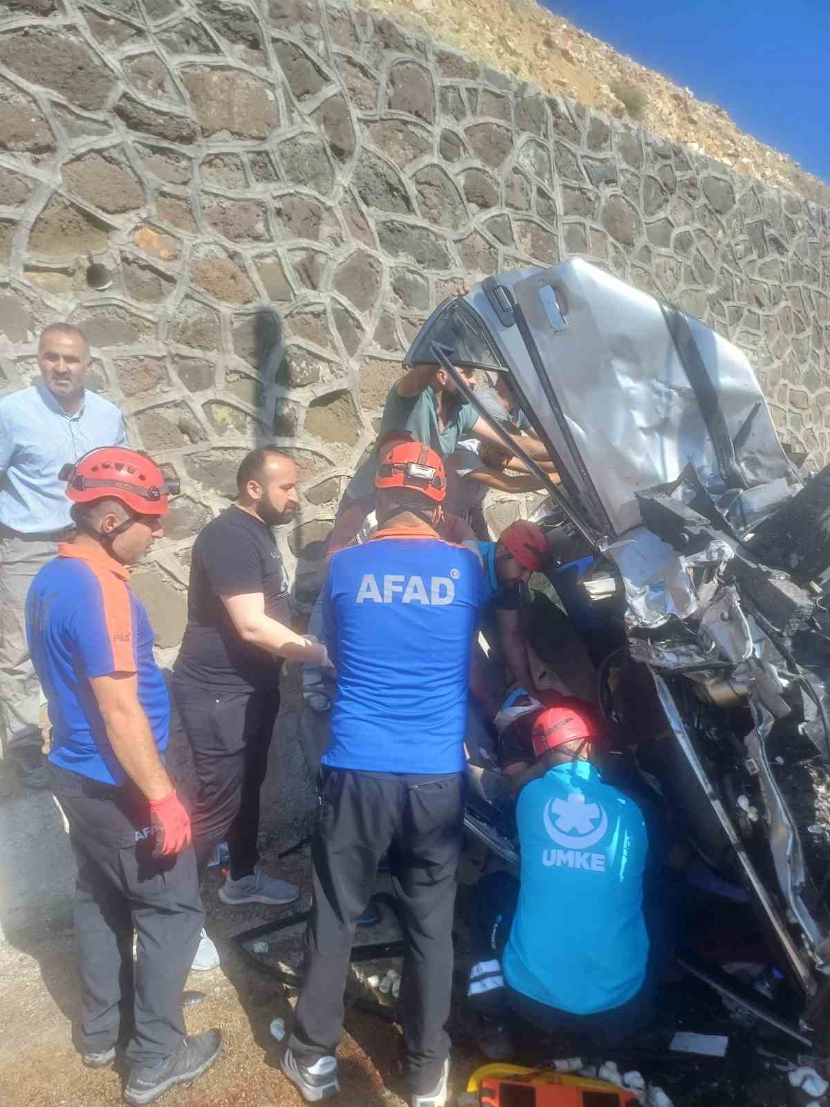 İstinat duvarına &ccedil;arpan ara&ccedil;ta sıkışan 2 kişi kurtarıldı
