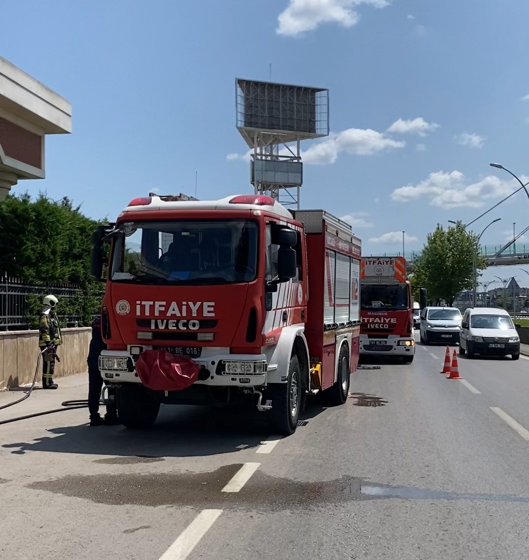 Benzinli intihar teşebbüsünü ekipler engelledi