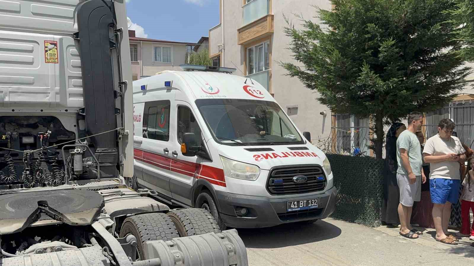Bıçaklı kavgada 2 kardeş ve polis memuru yaraladı