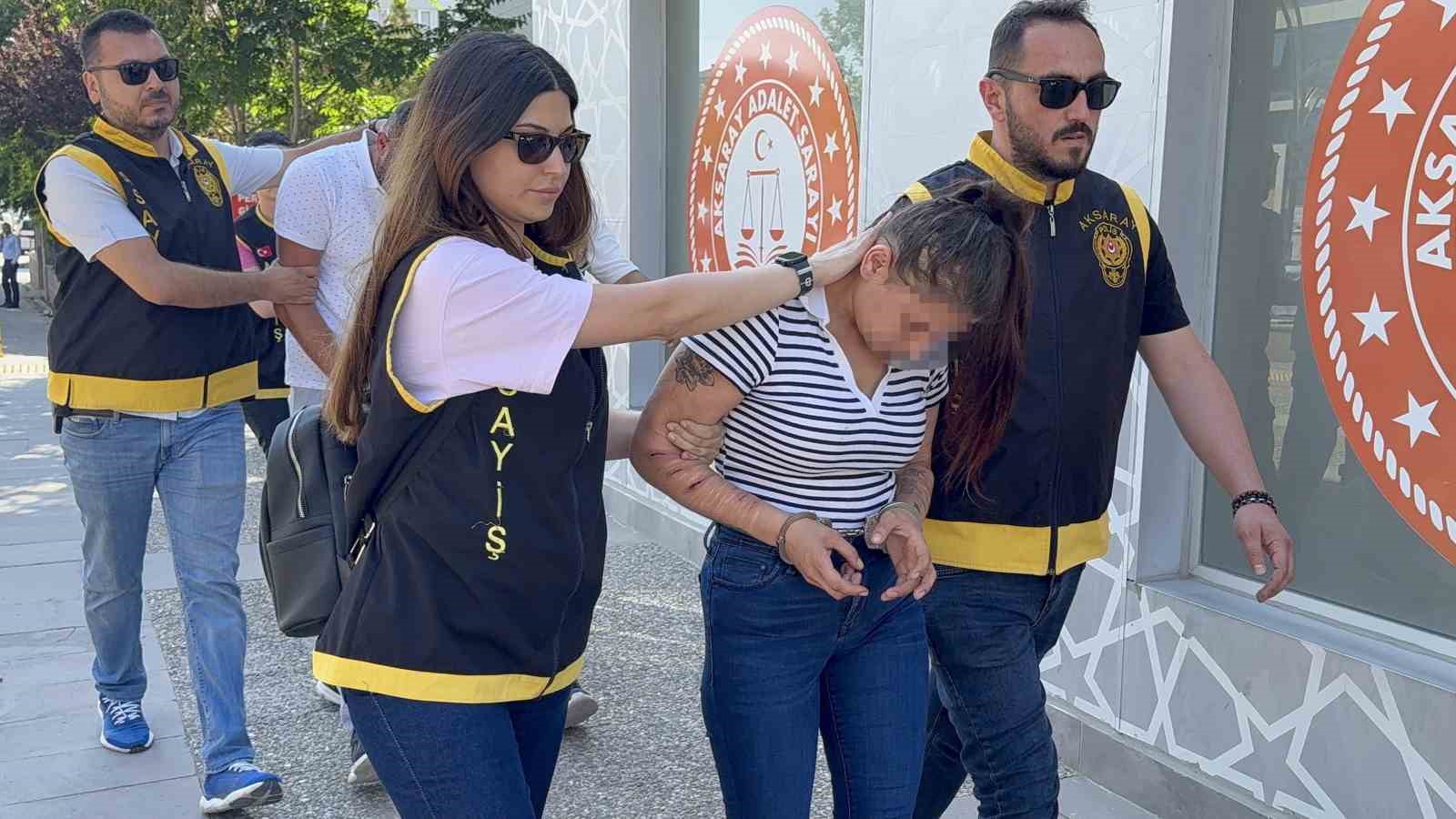 Ablasını öldürüp, arkadaşını bıçaklayan kadın tutuklandı