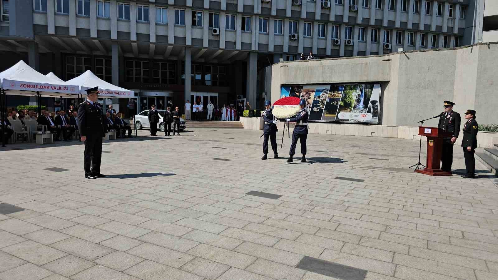 Saldırı k&ouml;peği, jandarmanın caydırıcı y&uuml;z&uuml;n&uuml; g&ouml;sterdi

