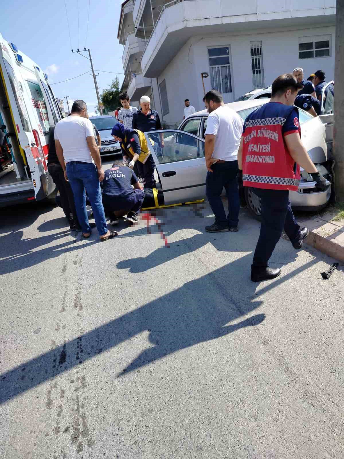 Kontrolden &ccedil;ıkan otomobil, elektrik direğine &ccedil;arptı: 1 yaralı
