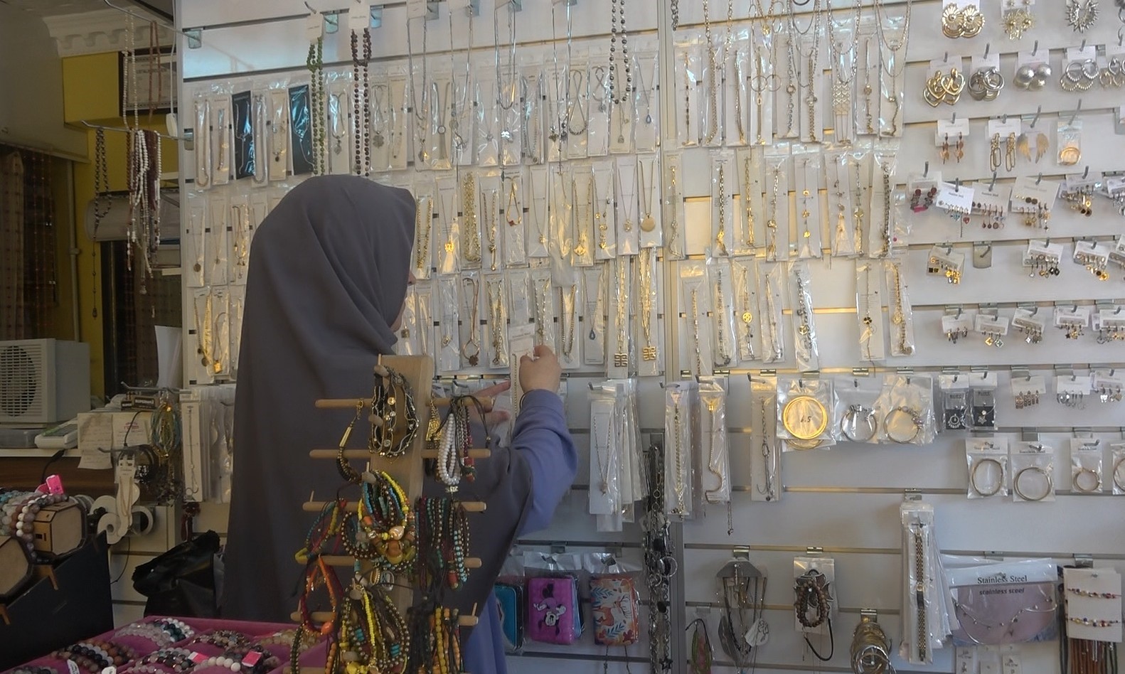 Hayalini ger&ccedil;ekleştirdi, kendi işinin patronu oldu: Kadın girişimcinin k&uuml;&ccedil;&uuml;k d&uuml;kkanında b&uuml;y&uuml;k azmi
