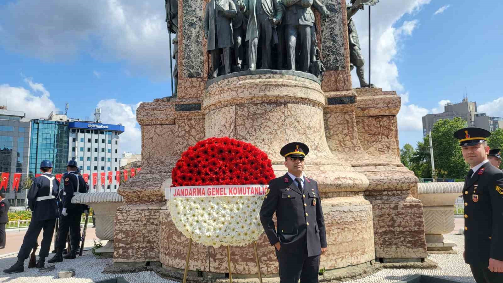 Jandarma Genel Komutanlığı&rsquo;nın 186&rsquo;ncı yıld&ouml;n&uuml;m&uuml;nde Taksim Cumhuriyet Anıtı&rsquo;na &ccedil;elenk bırakıldı
