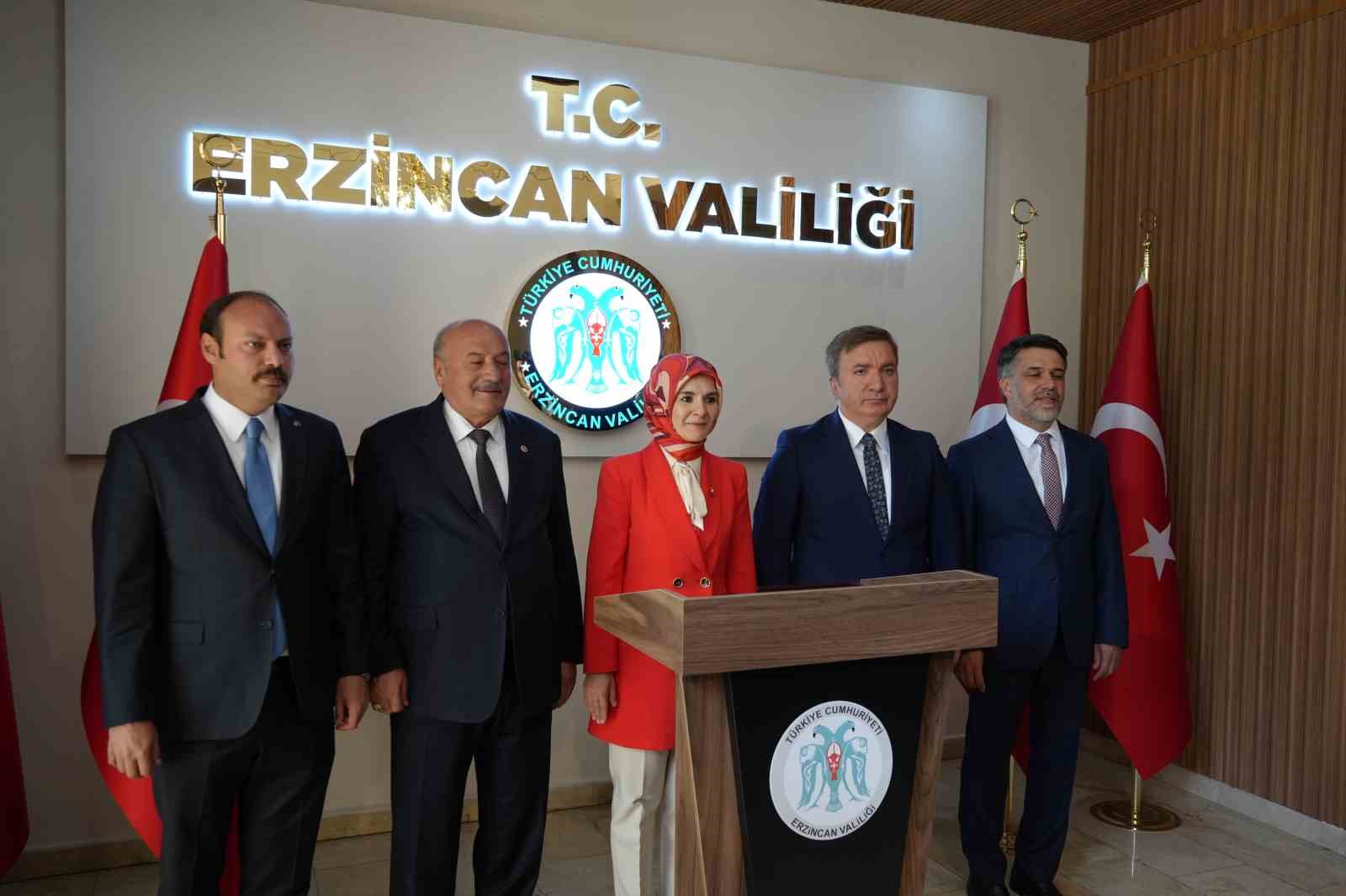 Bakan Göktaş Erzincan’da hamur yoğurdu gözleme yaptı