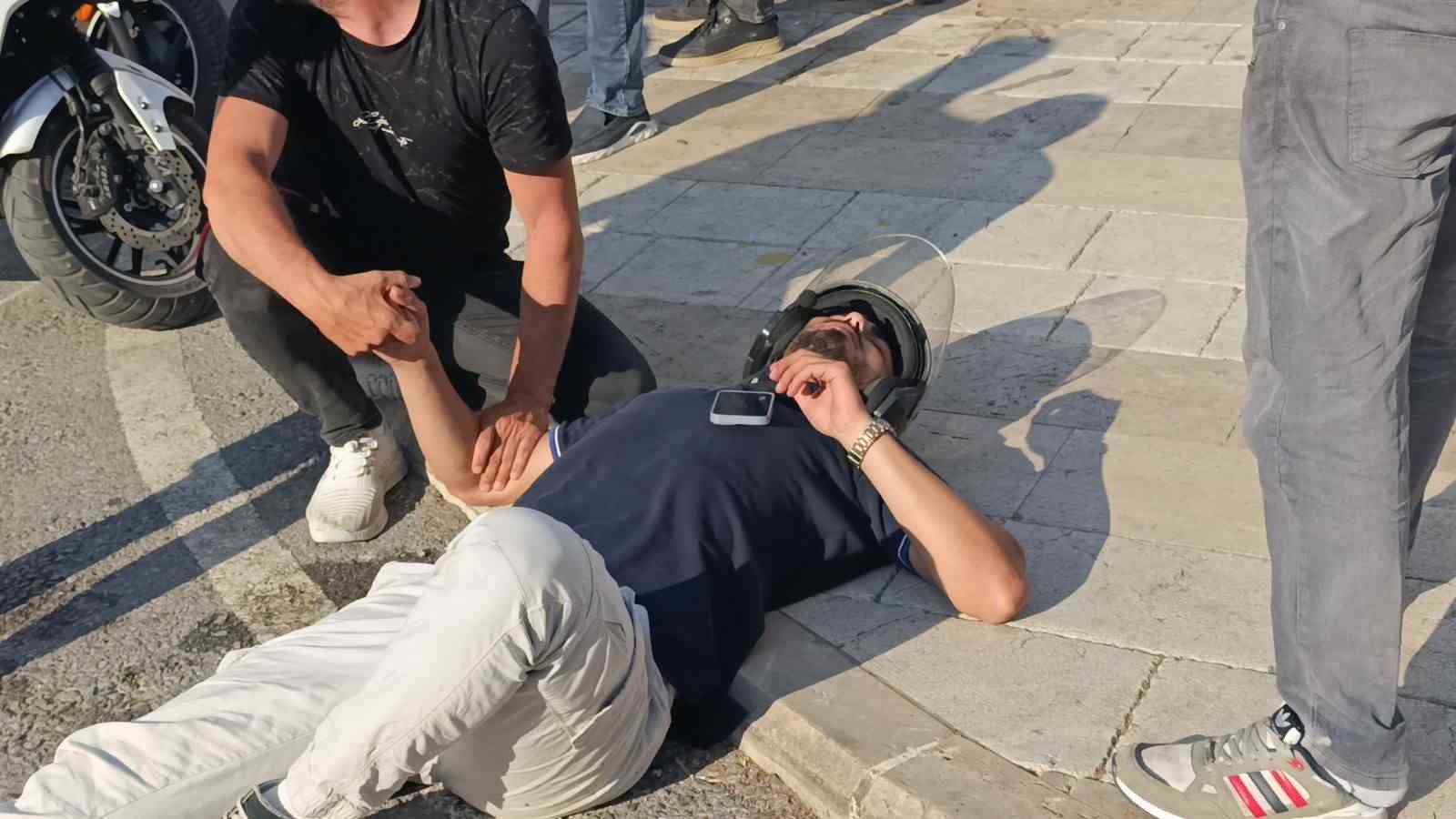 Başını kaldırıma çarpan motosikletli kask sayesinde kazayı ucuz atlattı