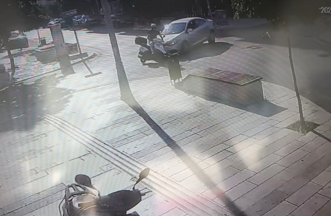 Başını kaldırıma &ccedil;arpan motosikletli kask sayesinde kazayı ucuz atlattı
