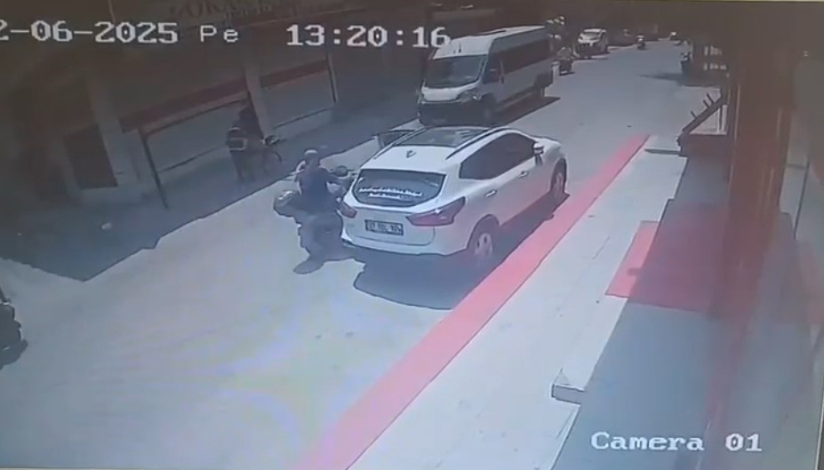 Adana&rsquo;da iki ayrı kazada 2&rsquo;si ağır 3 kişi yaralandı
