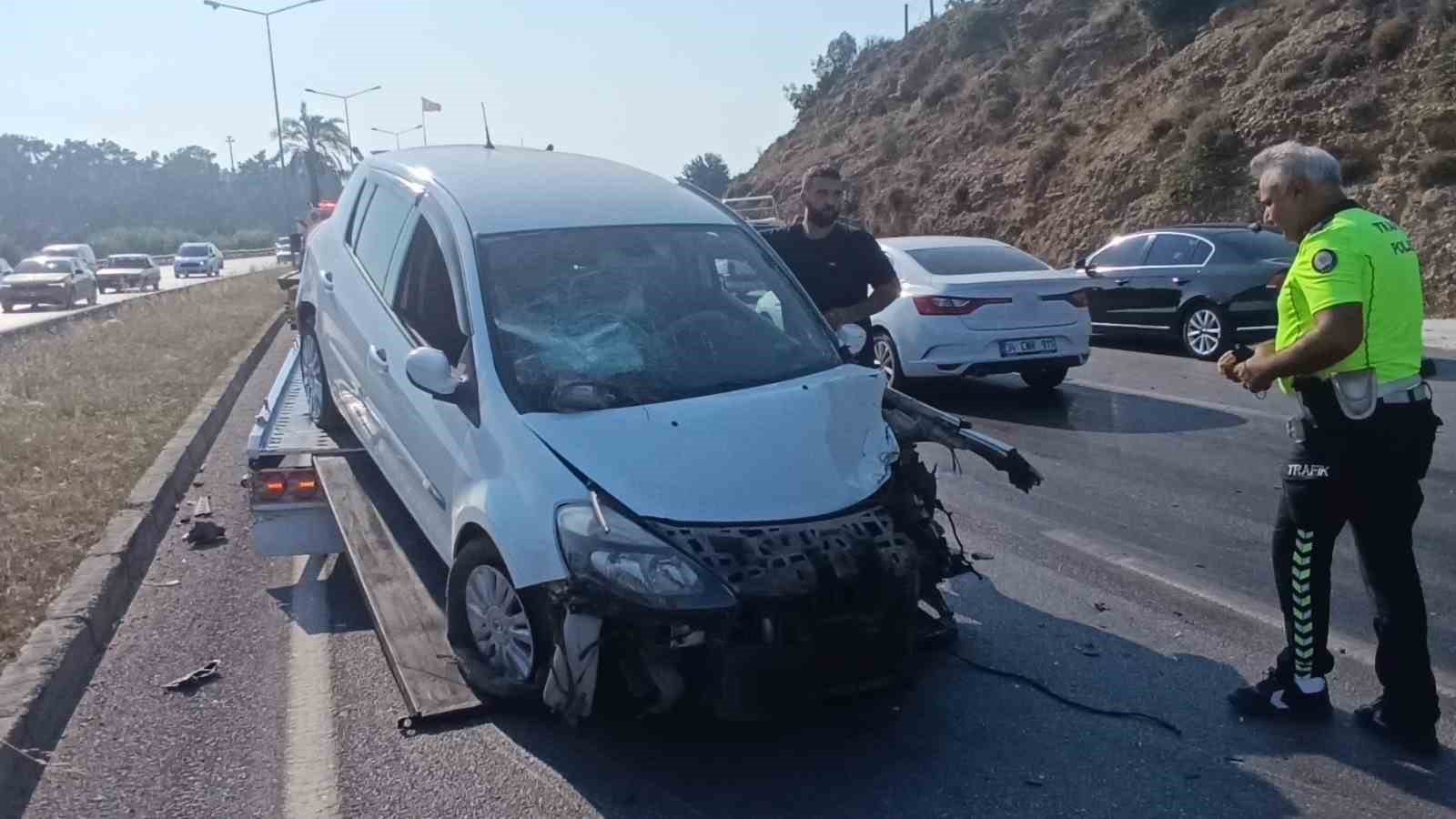 Aynı istikametteki araca çarptıktan sonra Karşı şeride geçip tur aracına çarptı: 3 yaralı