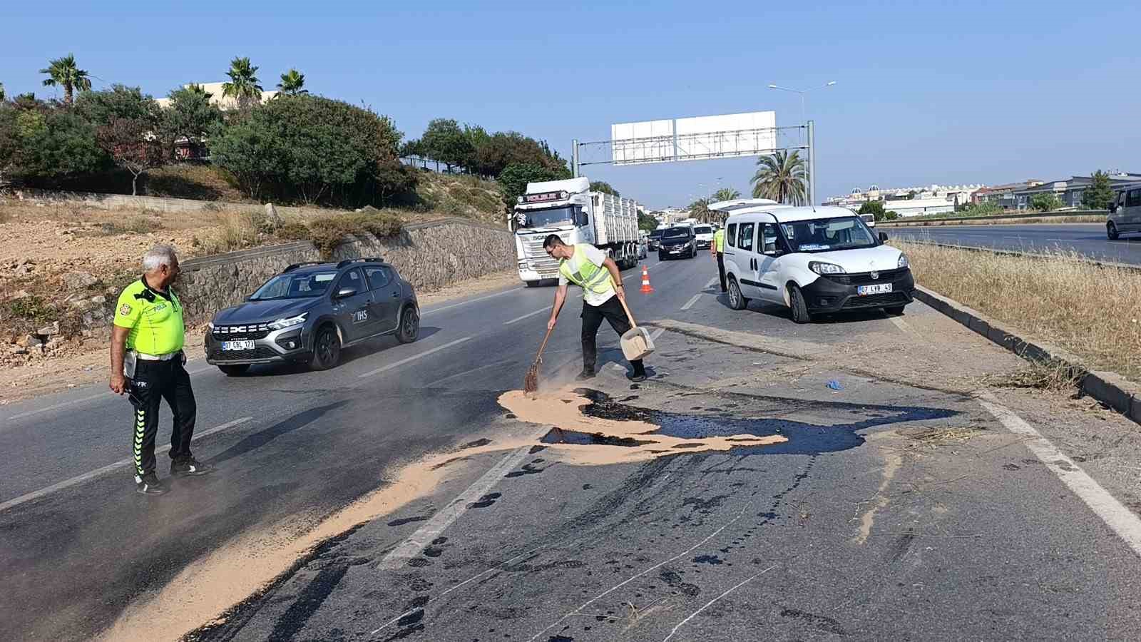 Aynı istikametteki araca çarptıktan sonra Karşı şeride geçip tur aracına çarptı: 3 yaralı