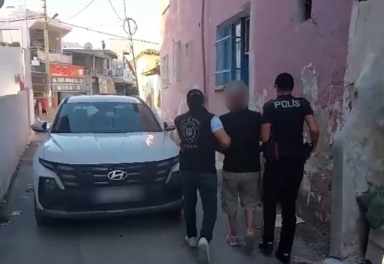 İzmir&rsquo;de 146 aranan şahıs, şafak operasyonuyla yakalandı
