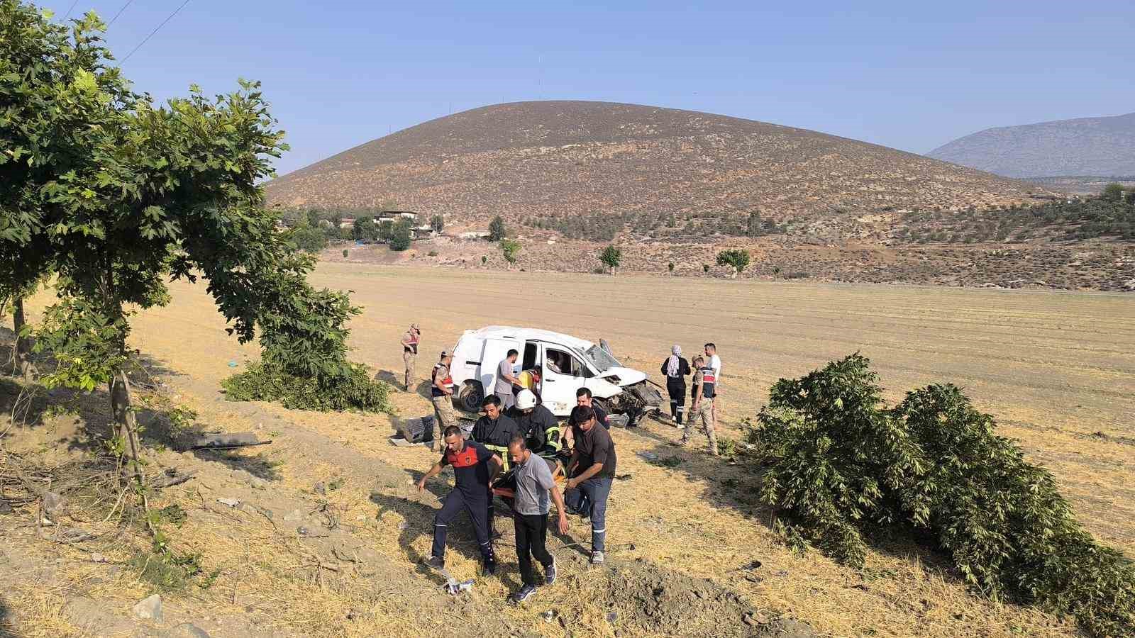 Kırıkhan’da tarlaya uçan kamyonetteki 2 kişi yaralandı