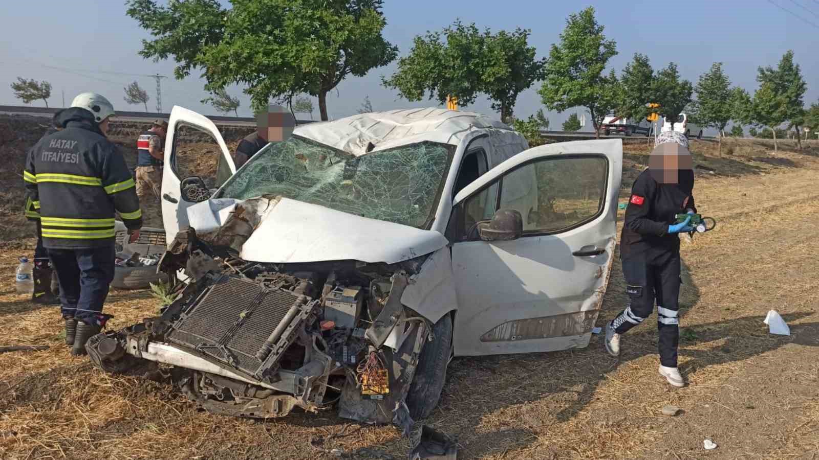 Kırıkhan&rsquo;da tarlaya u&ccedil;an kamyonetteki 2 kişi yaralandı
