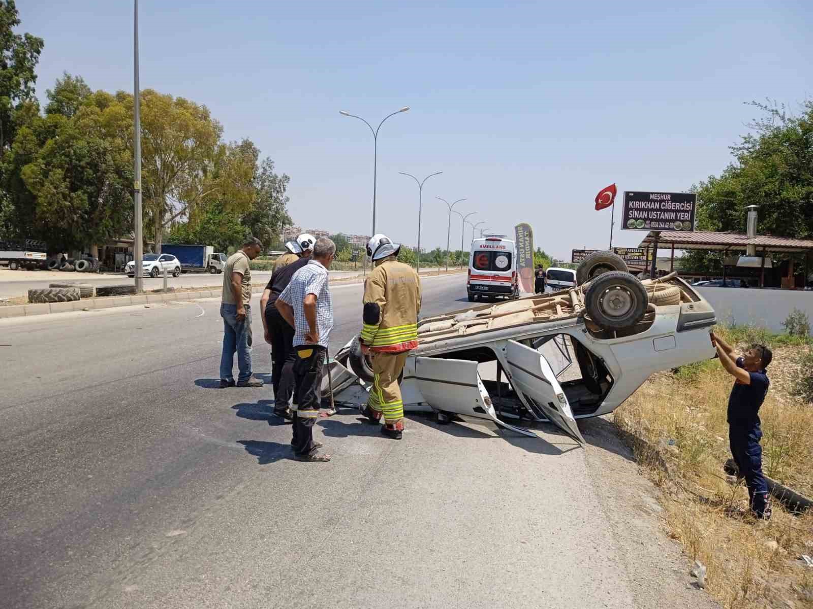 Kırıkhan&rsquo;da ters d&ouml;nen otomobildeki 2 kişi yaralandı
