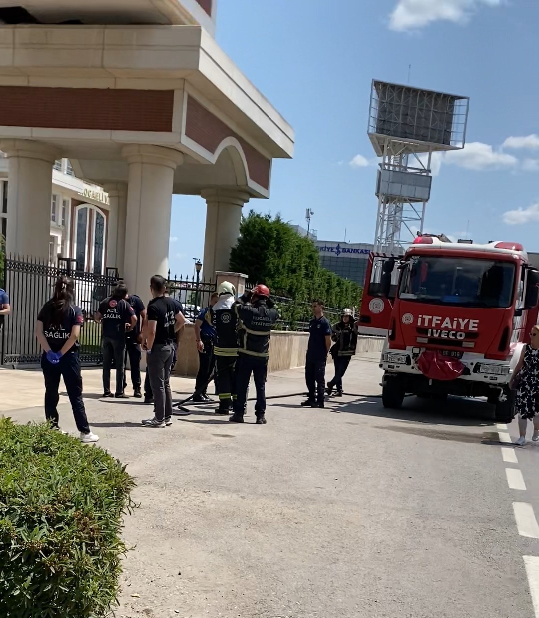 Benzinli intihar teşebbüsünü ekipler engelledi