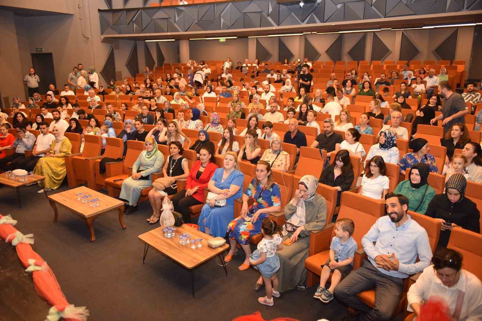 Yıldırımlı miniklerin mezuniyet sevinci
