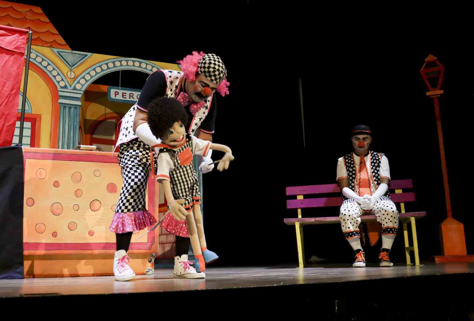 Şehir Tiyatrosu perdelerini Erdemlili çocuklar için açtı