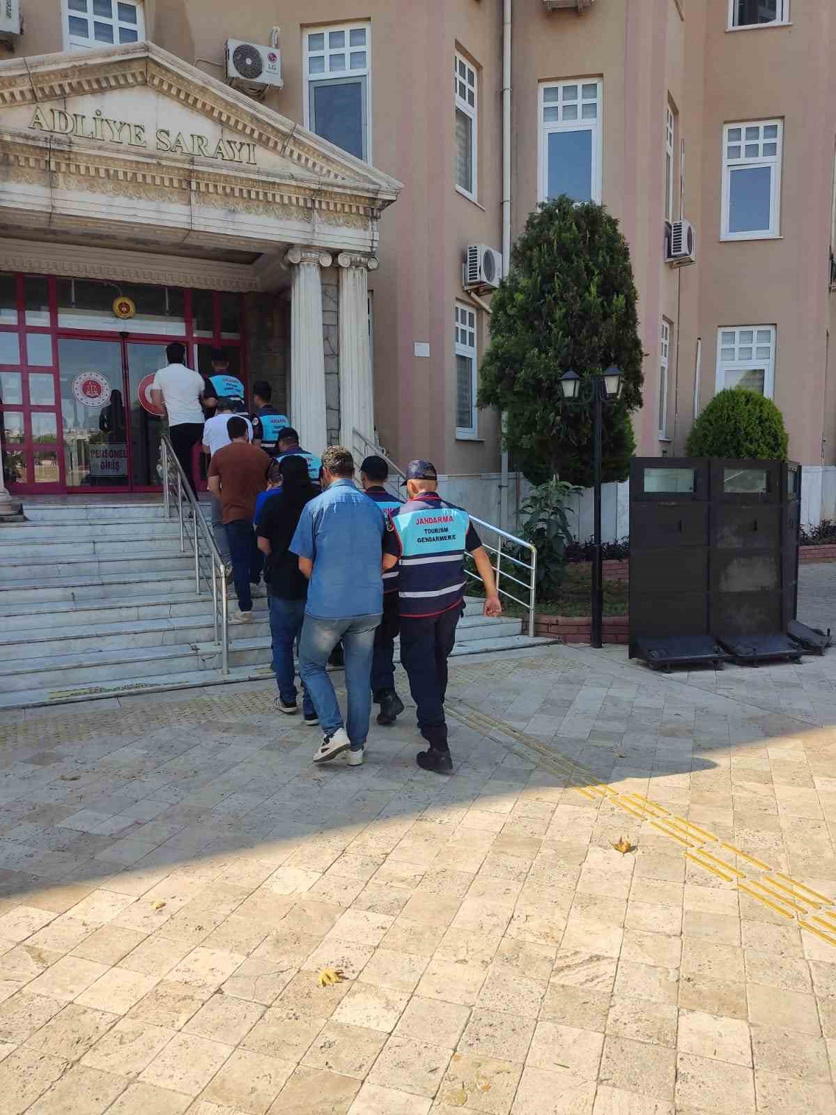 Didim&rsquo;de ka&ccedil;ak kazıya jandarma baskını
