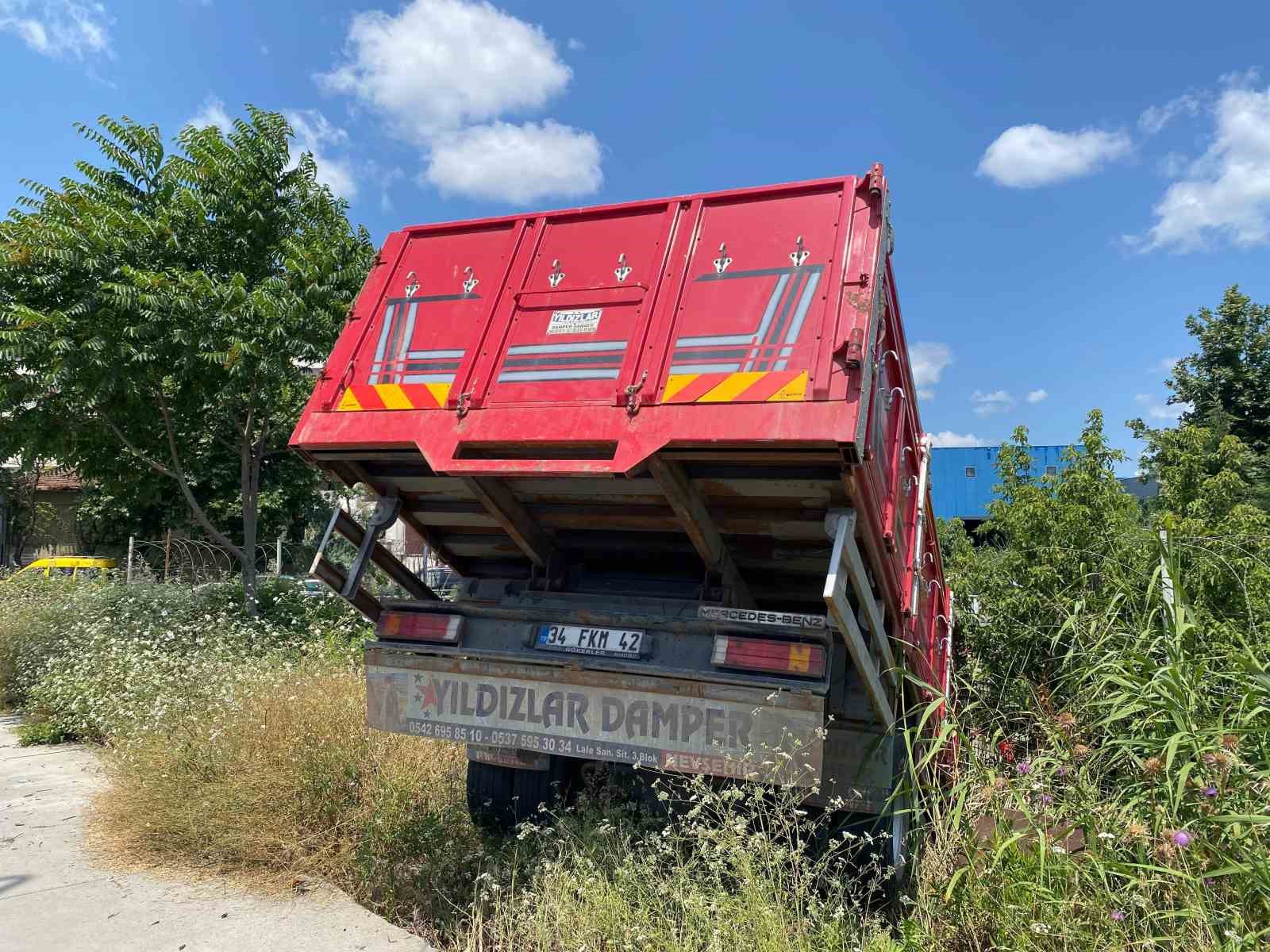 Sancaktepe’de kamyon ve çekici yol kenarına uçtu: 3 yaralı