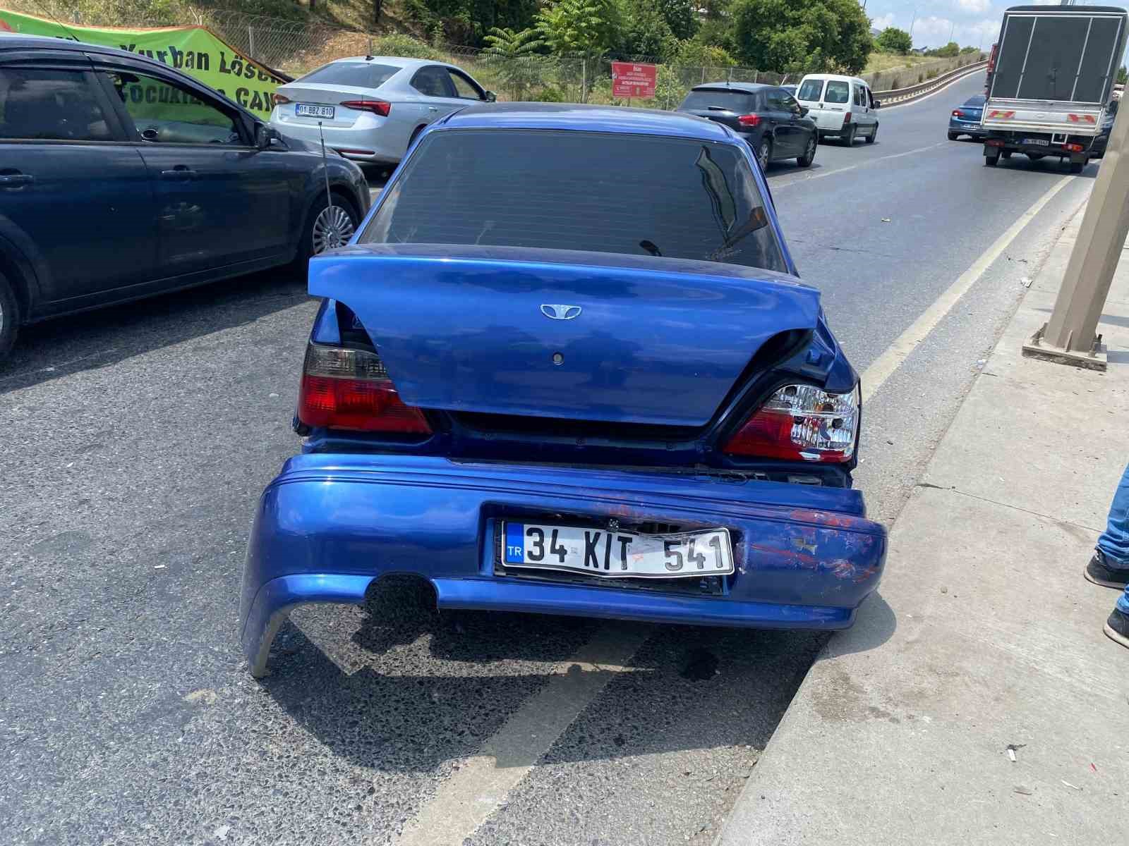 Sancaktepe’de kamyon ve çekici yol kenarına uçtu: 3 yaralı