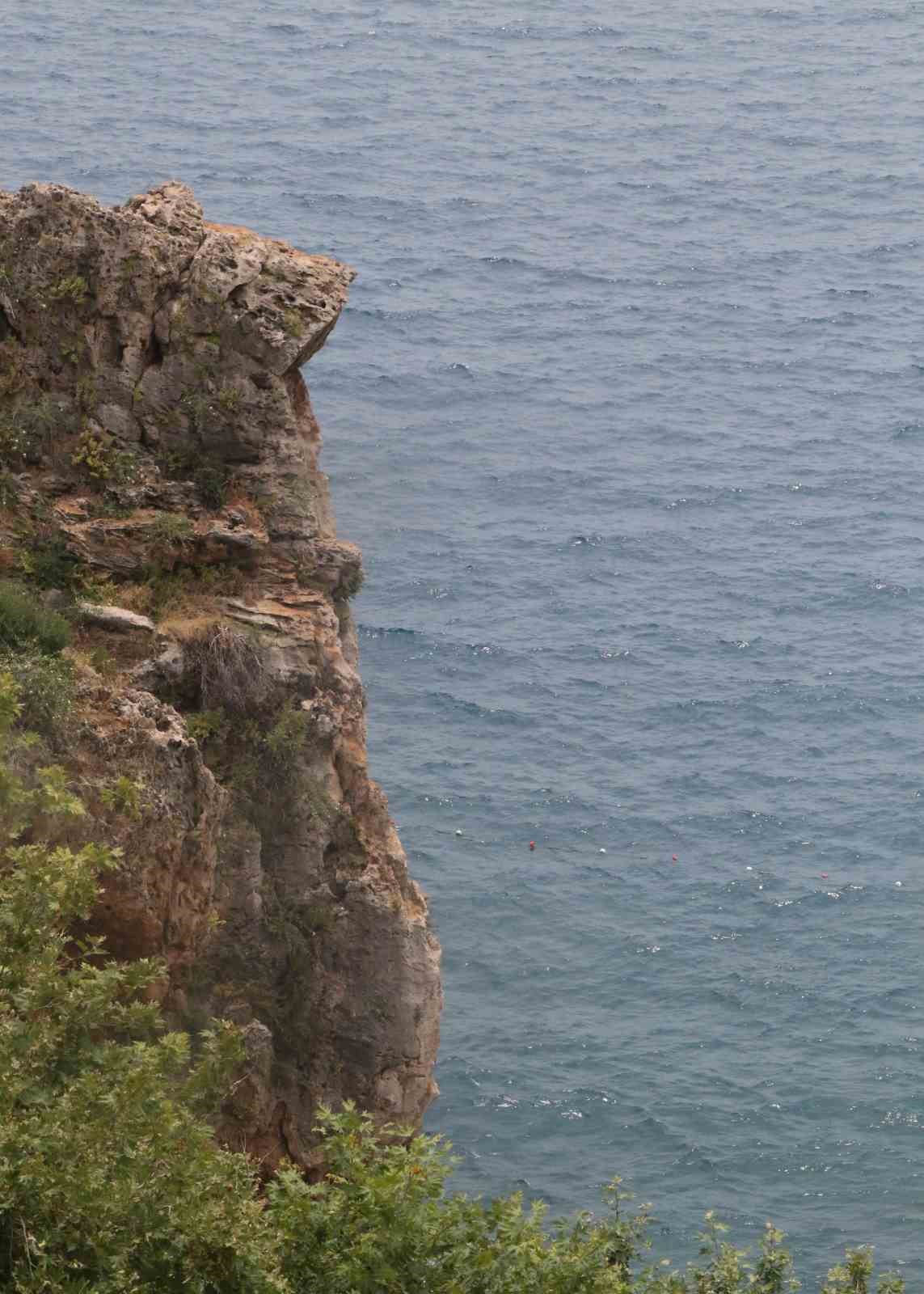 &Ccedil;it ve uyarı tabelasını dikkate almayıp falezlere &ccedil;ıkan gen&ccedil;ler &ouml;l&uuml;m atlayışları yapıyor
