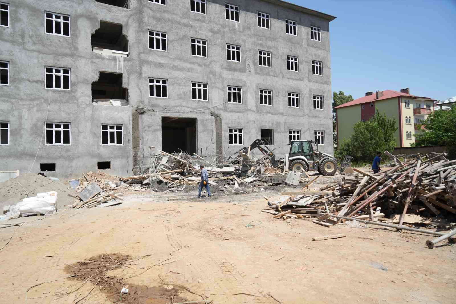 Muş’ta sundurma çöktü, 2 işçi yaralı