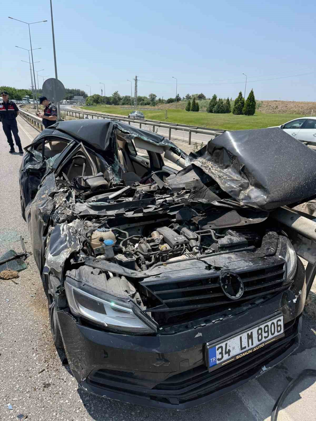Otomobil freni kilitlenen biçerdöverin altına girdi: 2 yaralı