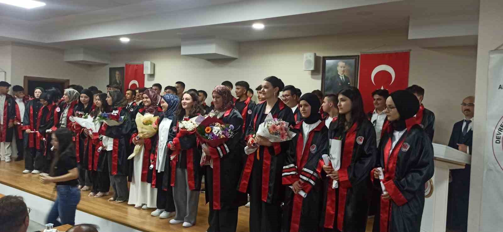 Devrek&rsquo;te İmam Hatiplilerden mezuniyet sevinci
