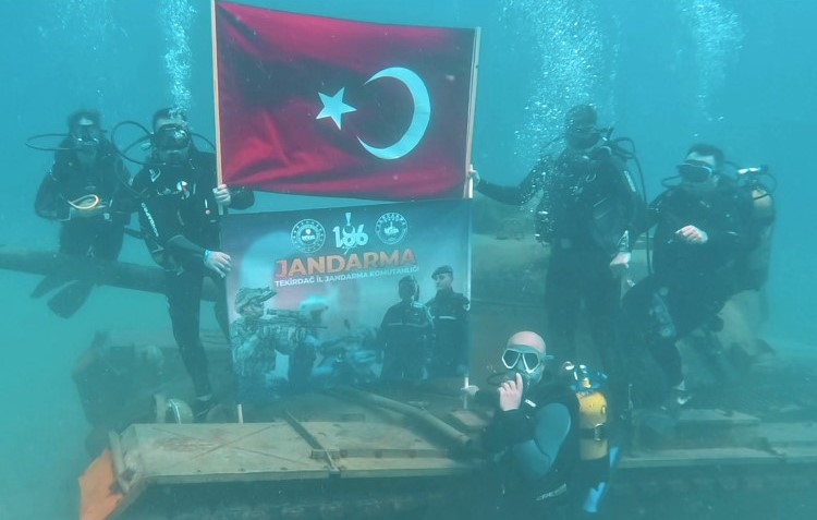 Jandarma teşkilatının 186. yıldönümünü su altına kutladılar