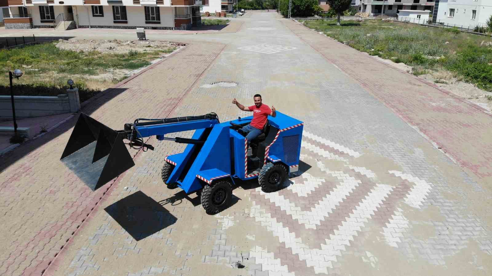 Kendi imkanlarıyla iş makinesi yapan genç, köy tarımına katkı sunmak istiyor