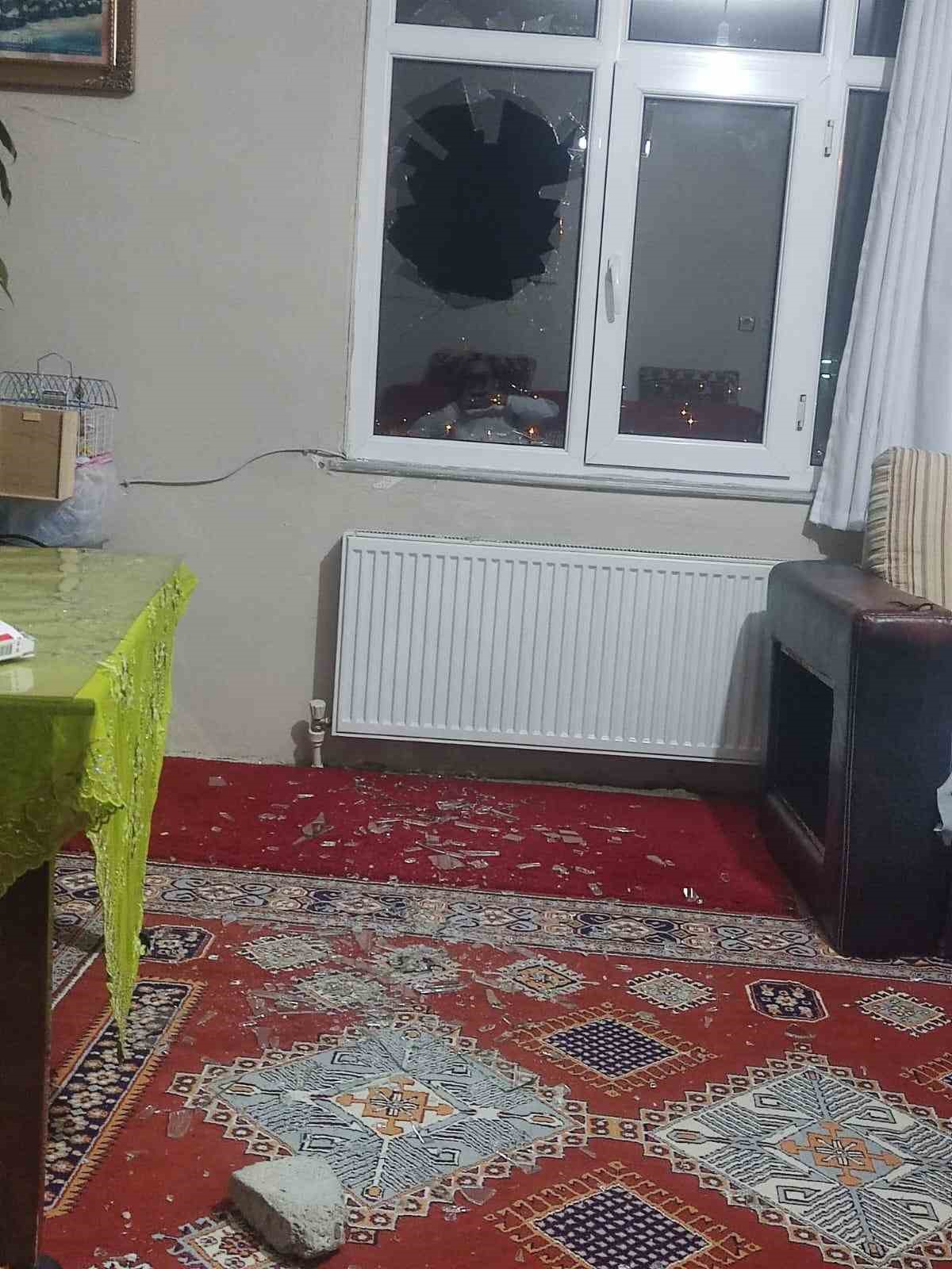 Arnavutk&ouml;y&rsquo;de bina sahibi kiracıları isyan ettirdi: Ayakkabıları ve kargolarını &ccedil;aldı, camlarına taş fırlattı
