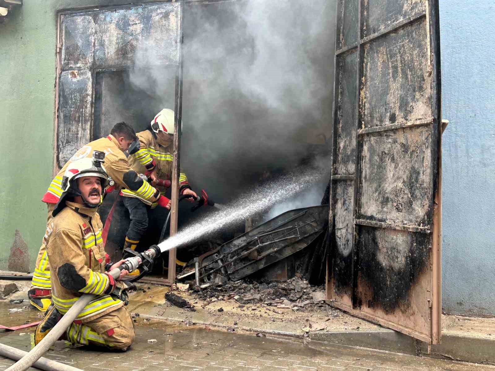 Turgutlu’da elektrik tesisatından çıkan yangında 2 ev küle döndü